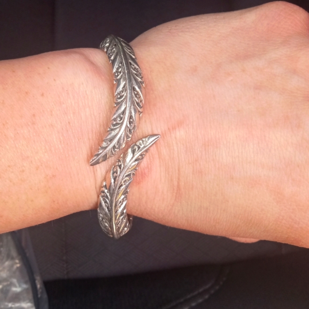 Sarda Silver Filigree Hinged Bangle Bracelet - Picture 2 of 7